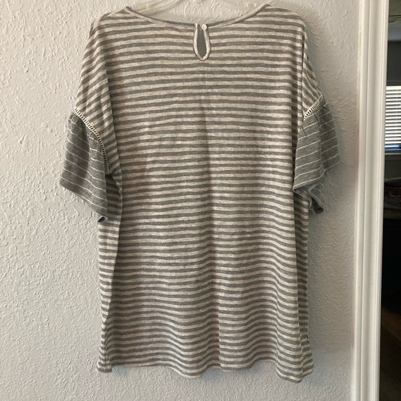 Like new loose knit plus size gray striped ruffle sleeve blouse top size 1x - Picture 4 of 4